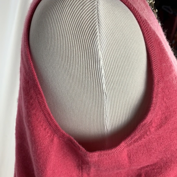 100% Cashmere V-Neck Sleeveless Sweater - Picture 4 of 5
